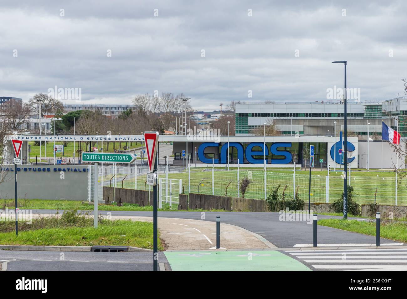 TOULOUSE, FRANKREICH - 11. JANUAR 2025: Das Zentrum für nationale Forschung des CNES, die französische Weltraumorganisation in Toulouse. Stockfoto
