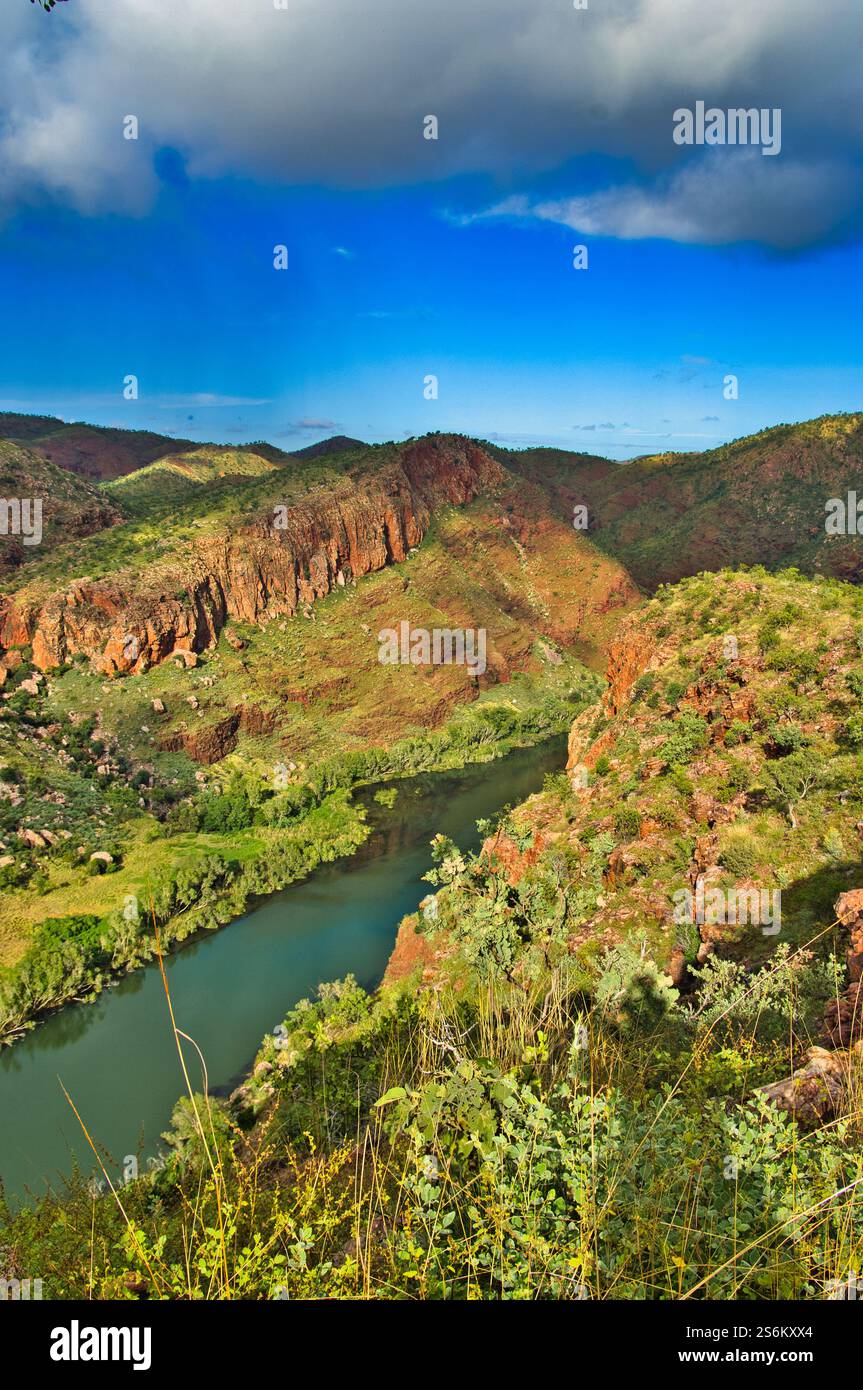 Tiefes Tal mit hoch aufragenden roten Felsen und Savannenvegetation im abgelegenen Outback des Nordens von Western Australia. Ord River, in der Nähe von Kununurra Stockfoto