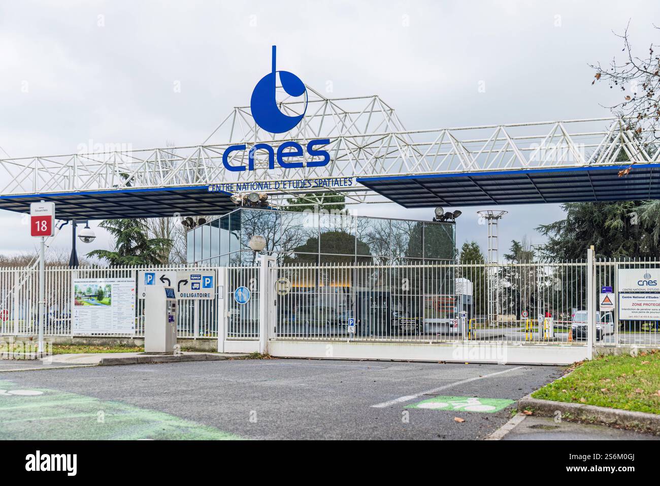 TOULOUSE, FRANKREICH - 11. JANUAR 2025: Haupteingang des Toulouse Space Center, Hauptstandort der französischen Raumfahrtagentur CNES, ebenfalls Sitz der Mili Stockfoto