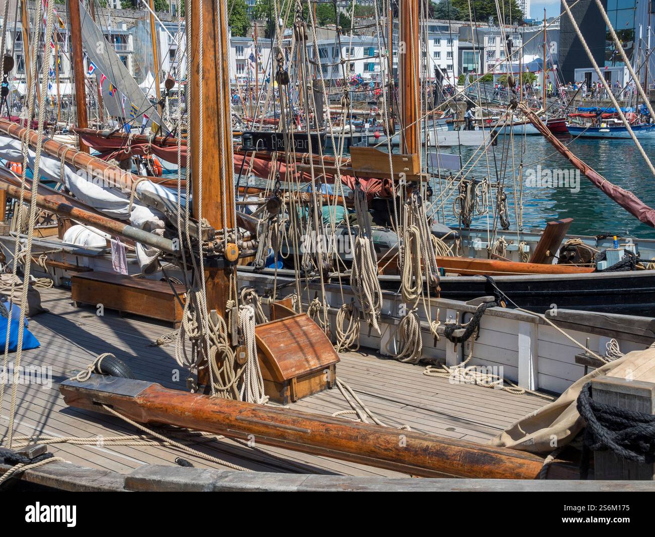Seile auf dem Deck eines Segelbootes Stockfoto