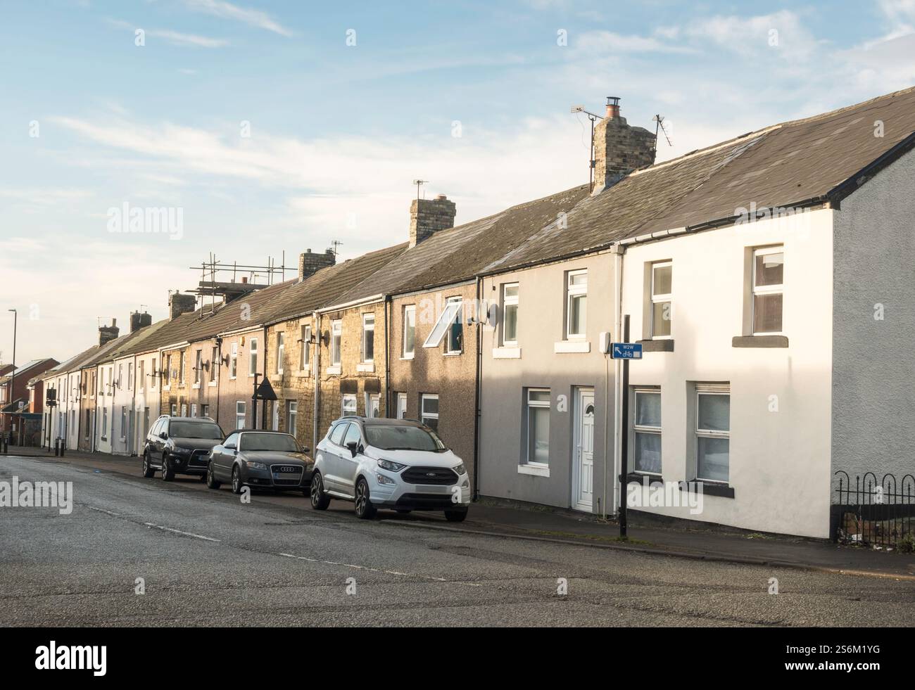 Eine Reihe ehemaliger Bergarbeiterterrassenhäuser in der Caroline Street, Hetton-le-Hole, England, Großbritannien Stockfoto