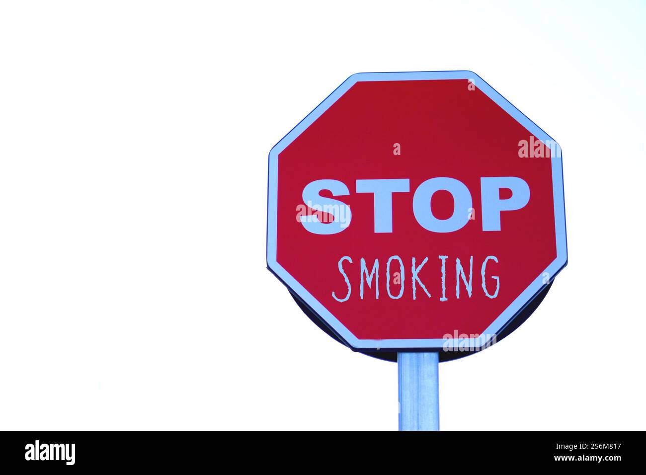 Hören Sie auf zu rauchen. Gesundheitsproblem. Briefe auf einem Autobahnstopp-Schild. Stockfoto