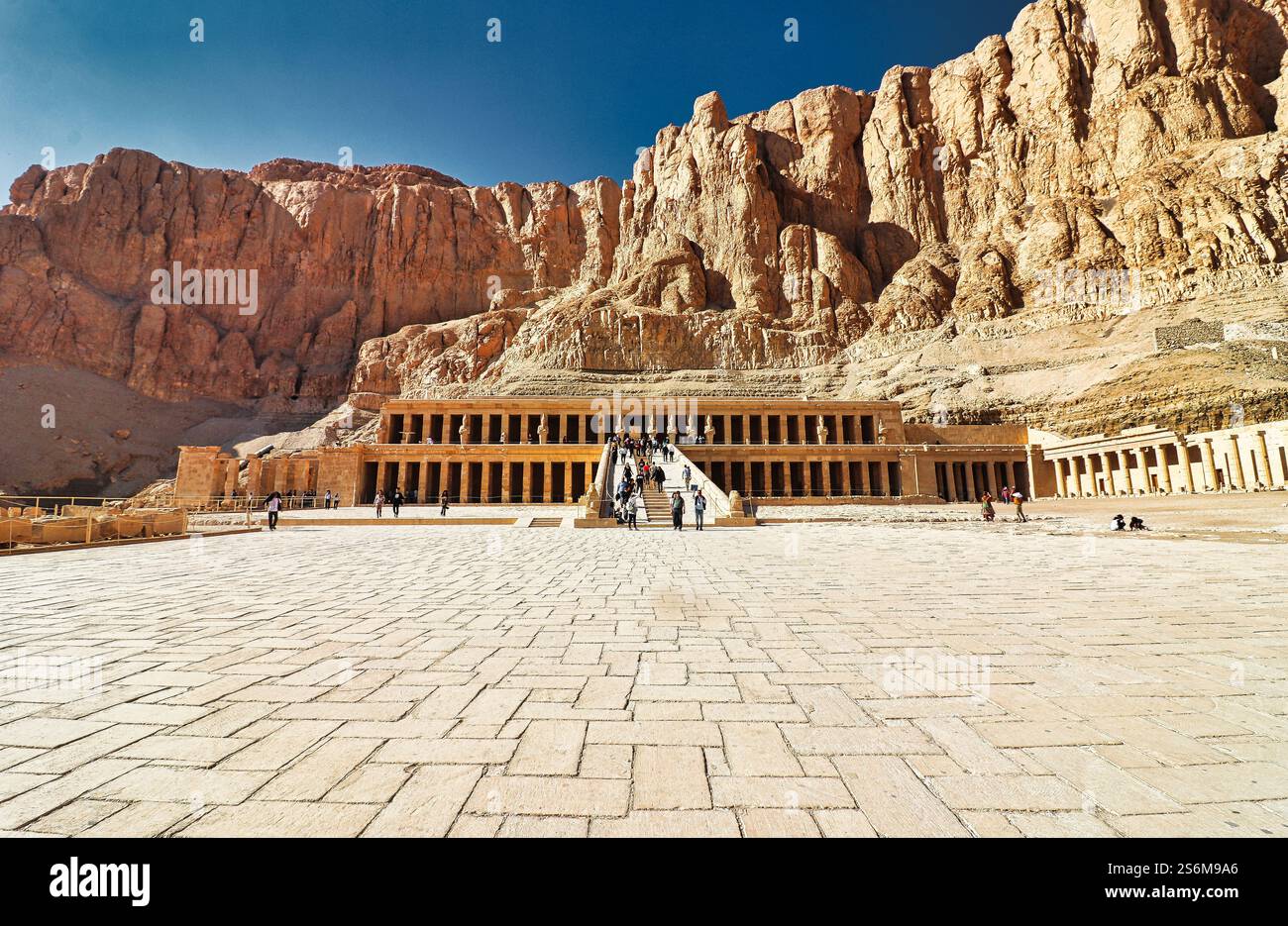 Prächtiger Leichentempel der Hatschepsut, weibliche Pharoah der Großen 18. Dynastie, Meisterwerk der alten ägyptischen Architektur, Deir Al Bahari, Luxor, Ägypten Stockfoto