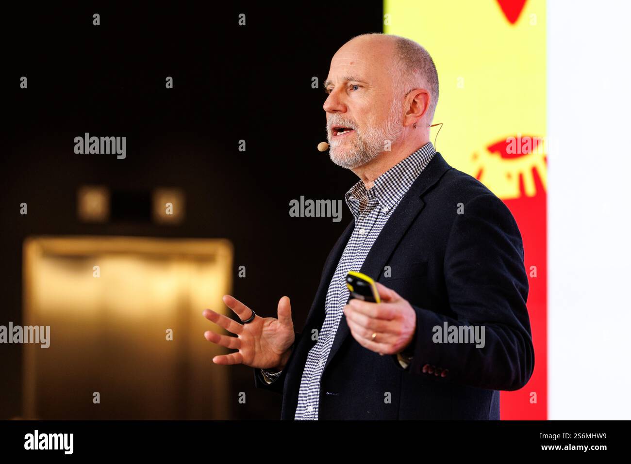 München, Deutschland. Januar 2025. Albert Wenger, Union Square Ventures, spricht am 17. Januar 2025 auf der Bühne der Innovationskonferenz Digital Life Design (DLD) im Haus der Kommunikation in München (Bayern). DLD ist eine Konferenz über Internet-Trends und Entwicklungen in der Digitalisierung. Quelle: Matthias Balk/dpa/Alamy Live News Stockfoto