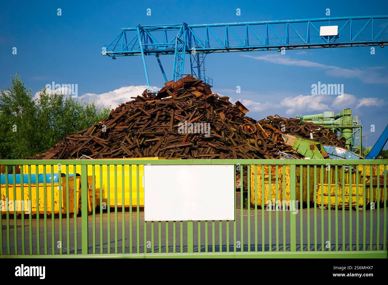 Ende eines Schrottplatzes mit Container und Kran Stockfoto