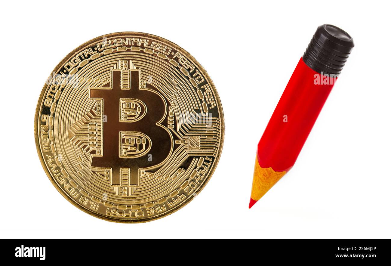 Goldener Bitcoin in einer Sprechblase auf weißem Hintergrund Stockfoto