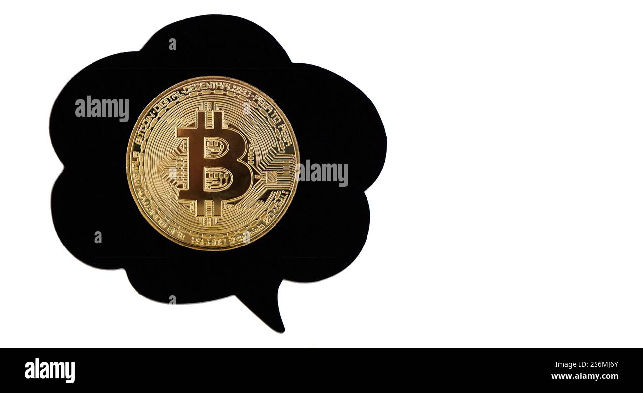 Goldener Bitcoin in einer Sprechblase auf weißem Hintergrund Stockfoto