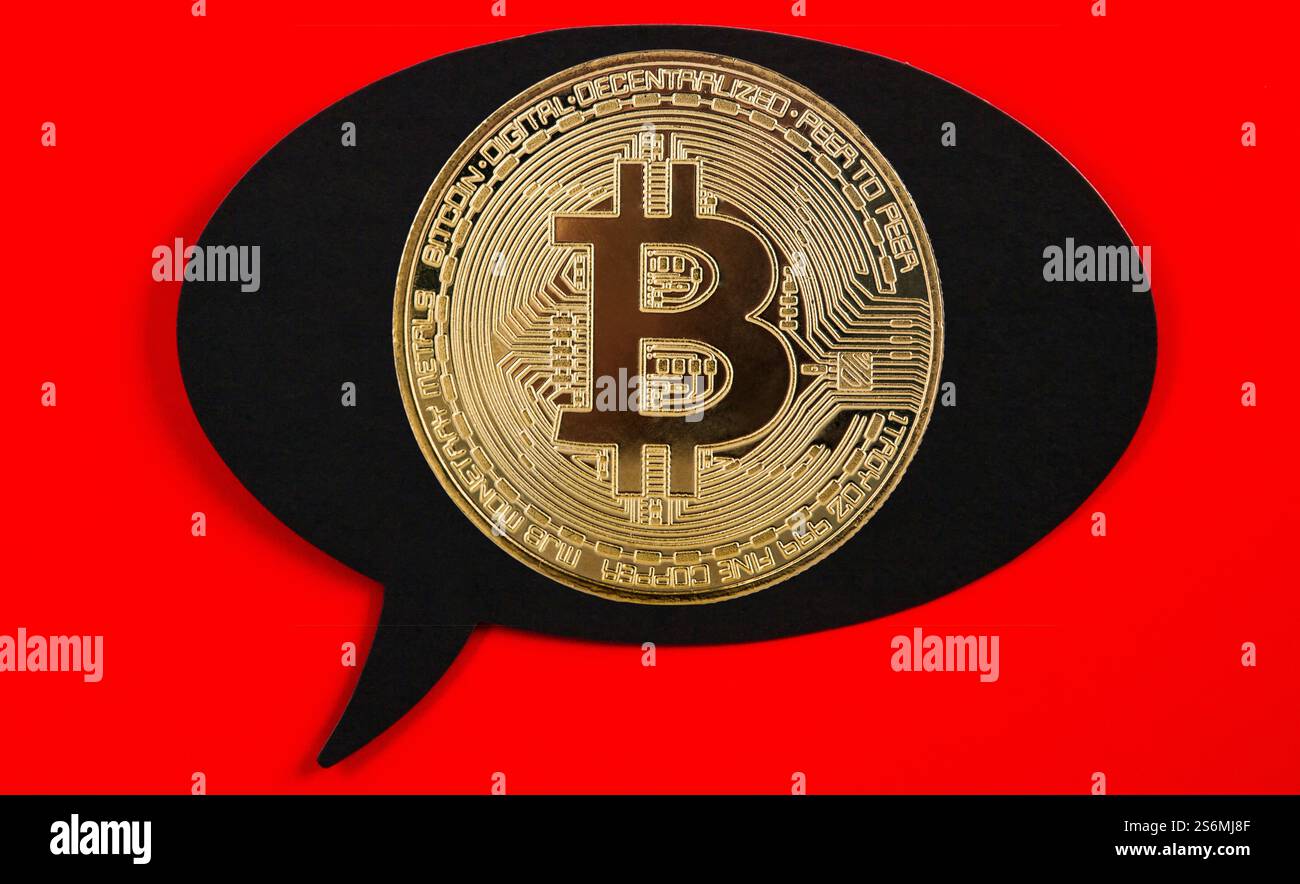 Goldener Bitcoin in einer Sprechblase auf weißem Hintergrund Stockfoto
