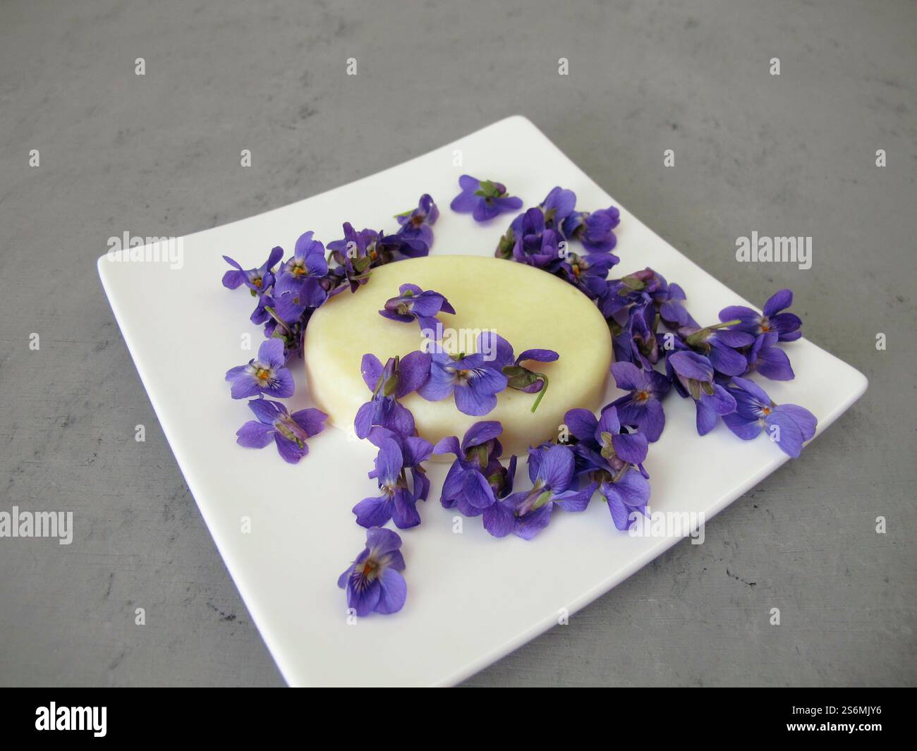 Hausgemachte Seife mit violettem und violettem Duft Stockfoto