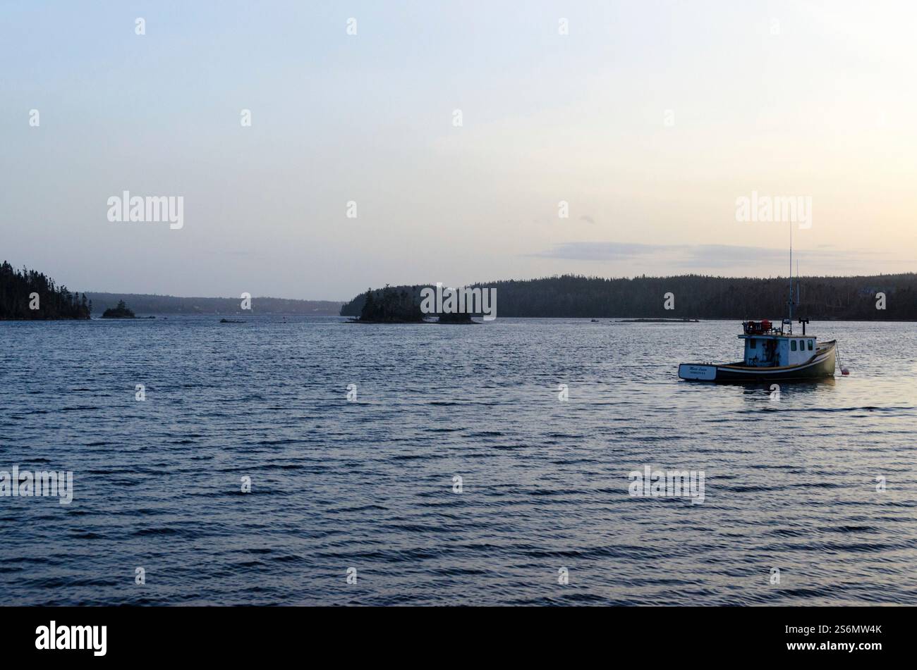 Boot vor Anker in Callaghans Cove Stockfoto