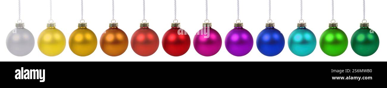 Weihnachtskugeln Weihnachtsbanner Weihnachtskugeln Dekoration in einer Reihe Clipping isoliert vor einem weißen Hintergrund Stockfoto