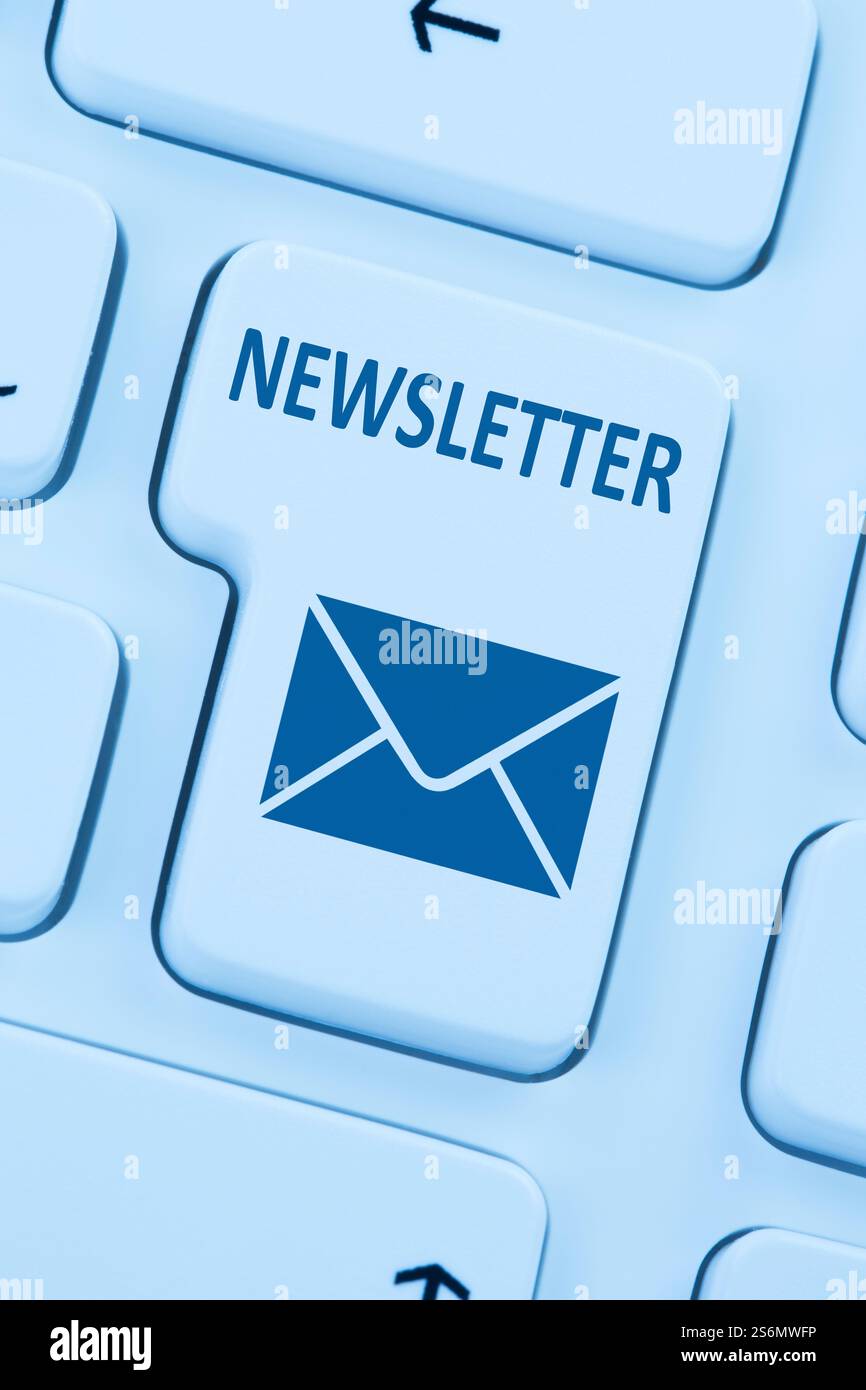Newsletter senden Internet Business Marketing Kampagne Online Letter blaue Web Tastatur Stockfoto
