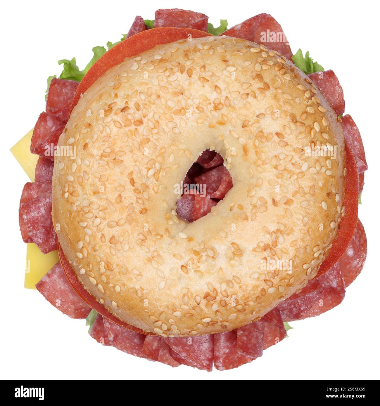 Bagel Roll Sandwich zum Frühstück mit Salamischinken, Käse, Salat und Tomaten auf weißem Hintergrund von oben Stockfoto