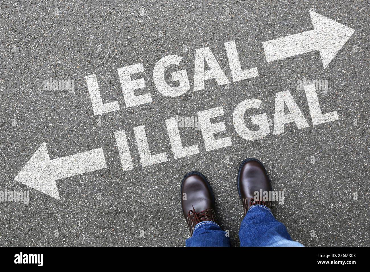 Legales illegales Geschäftskonzept Geschäftsmann-Entscheidung Verbot strafrechtlich erlaubt verbotene Entscheidung Gesetz Stockfoto
