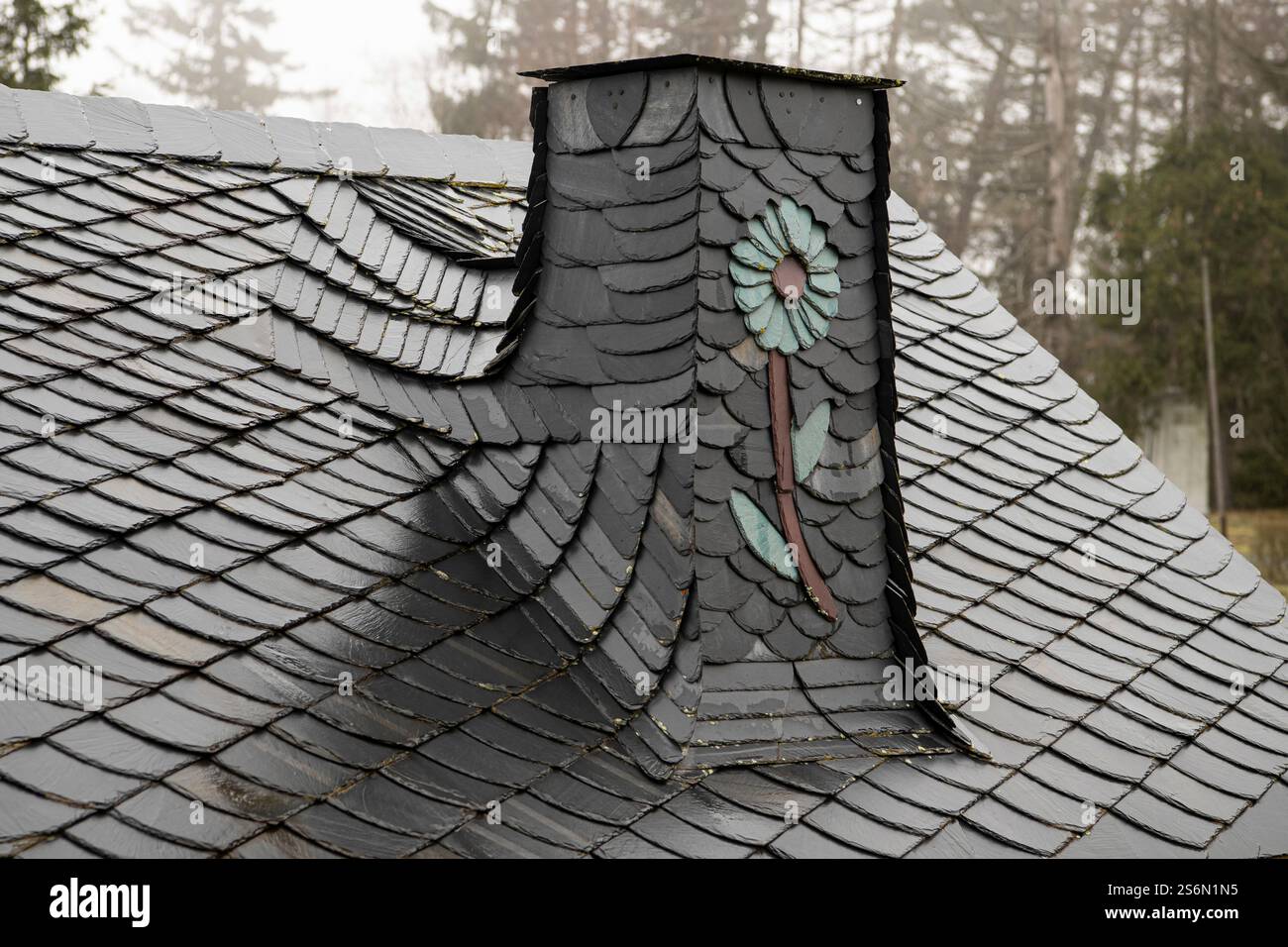 Schönes, künstlerisch gestaltetes Schieferdach mit Essens Stockfoto