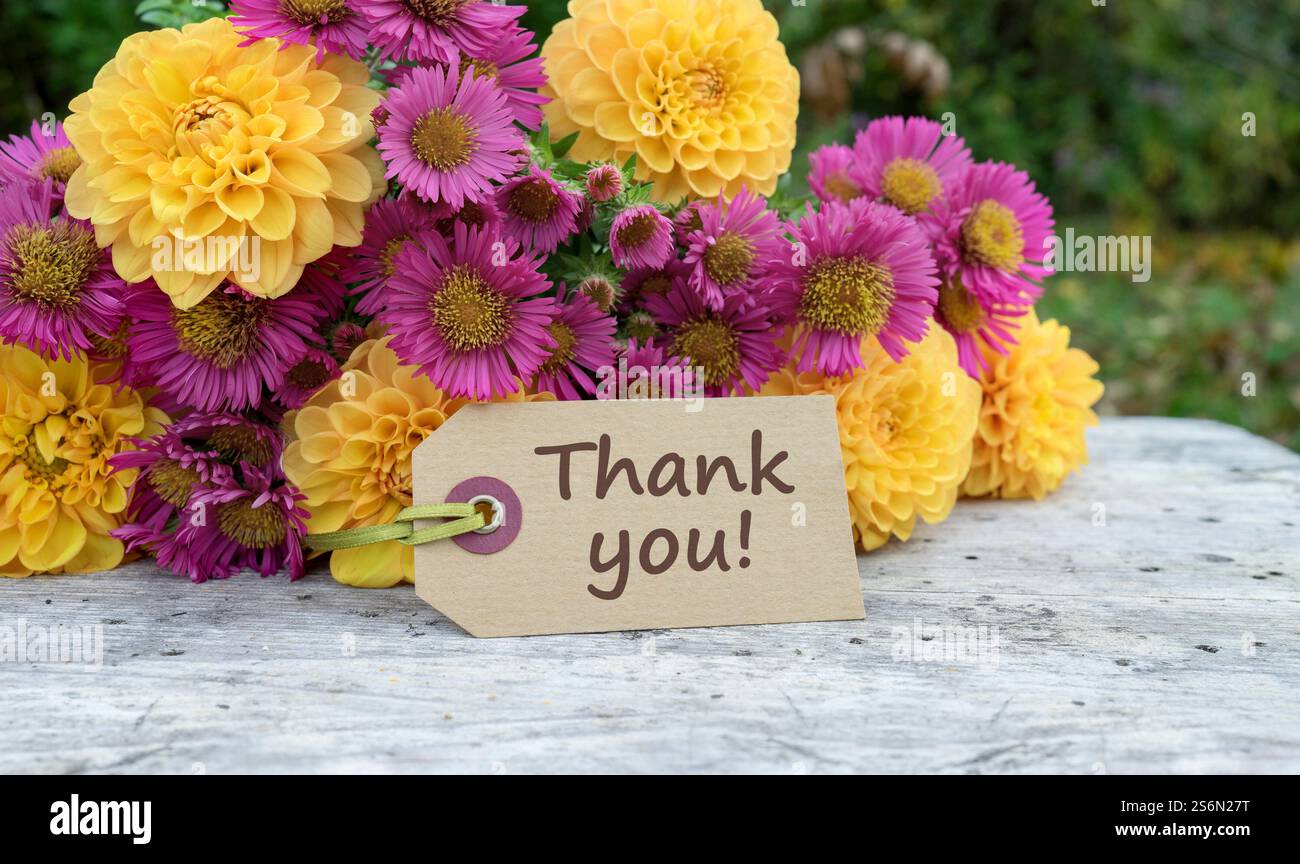 Grußkarte mit Herbststrauß und englischem Text: Danke Stockfoto