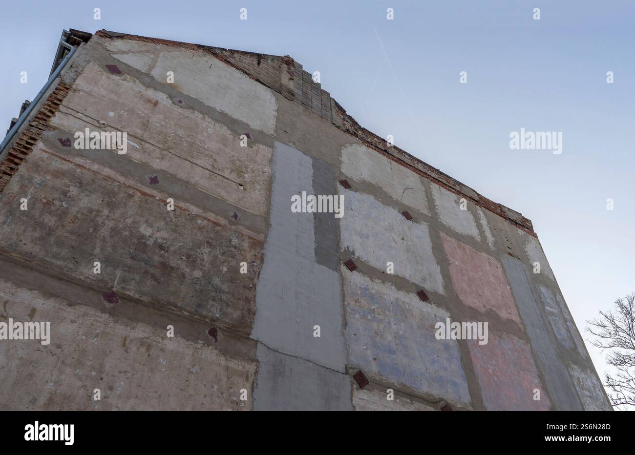 Fassade eines mehrstöckigen Gebäudes nach Abriss des Nachbarhauses Stockfoto