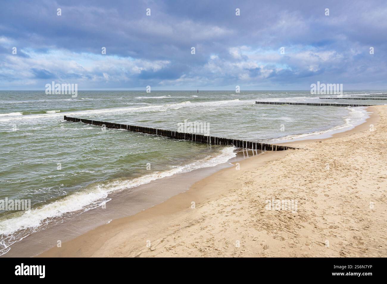 Groynes an der Ostseeküste bei Graal Müritz. Stockfoto