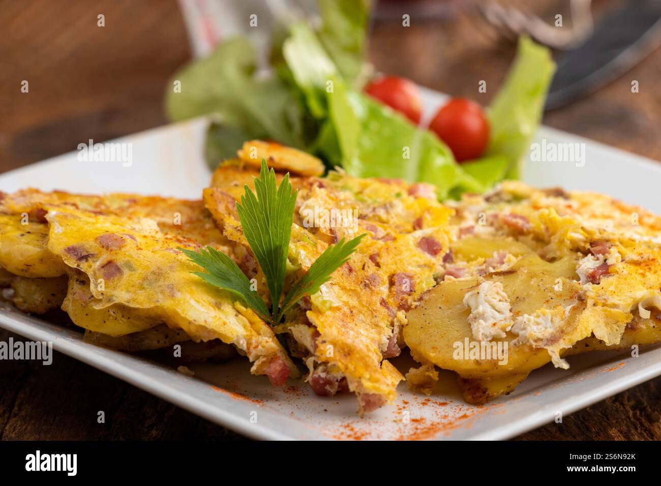 Tiroler Kartoffelgrostl auf einem Teller Stockfoto
