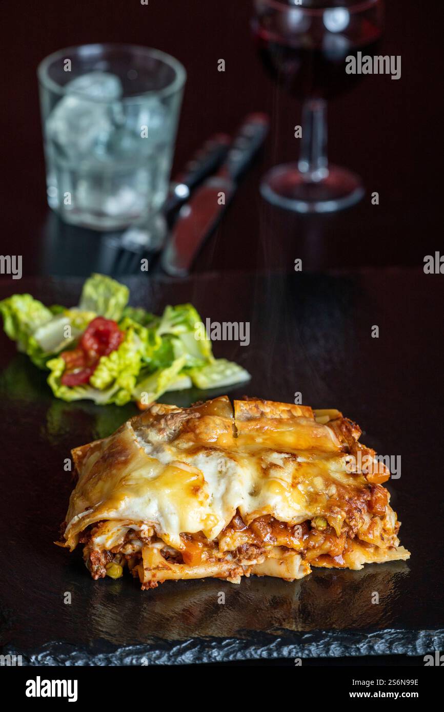 Lasagne auf schwarzem Schiefer Stockfoto