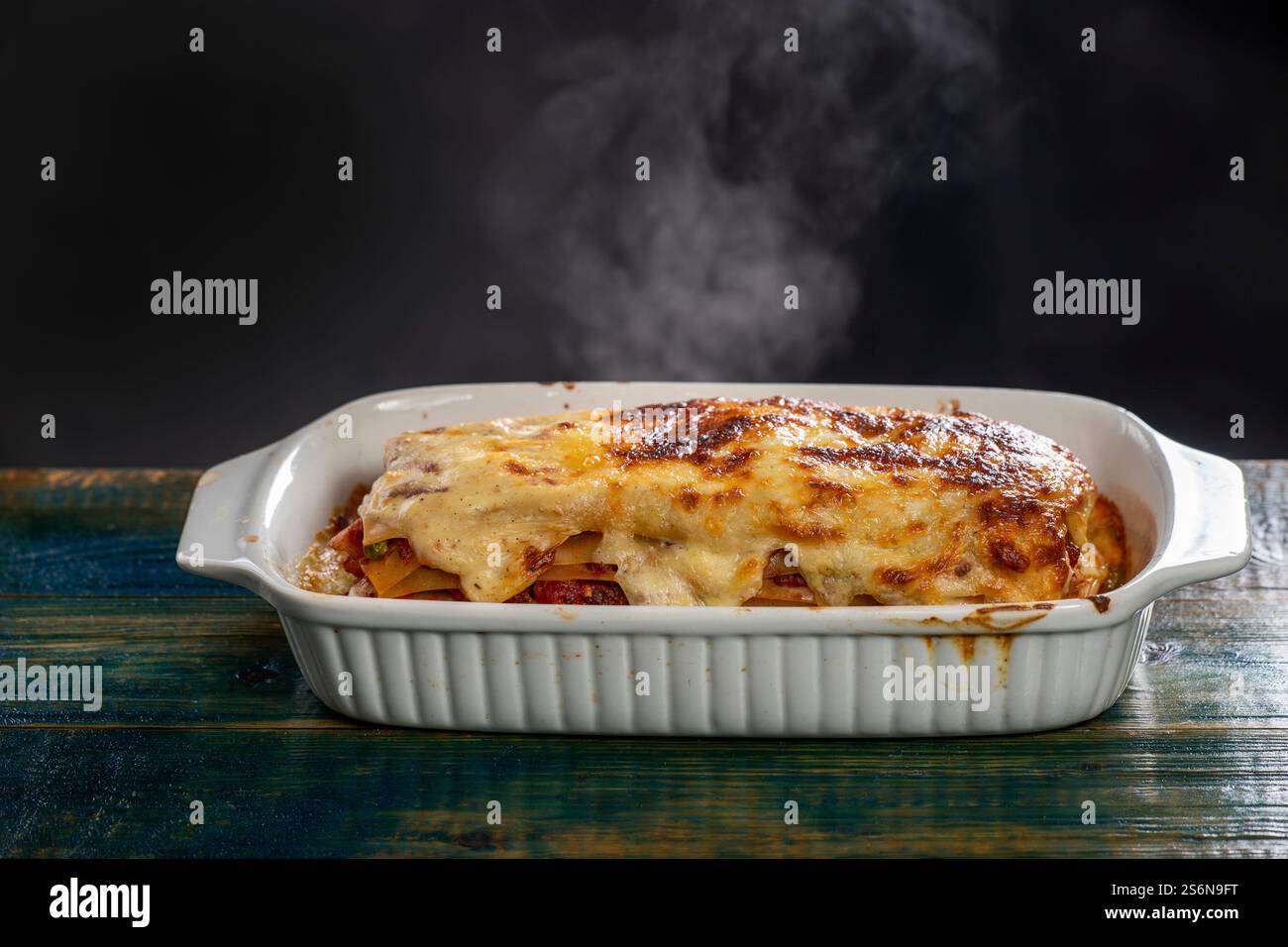 Italienische Lasagne in einem weißen Auflauf Stockfoto