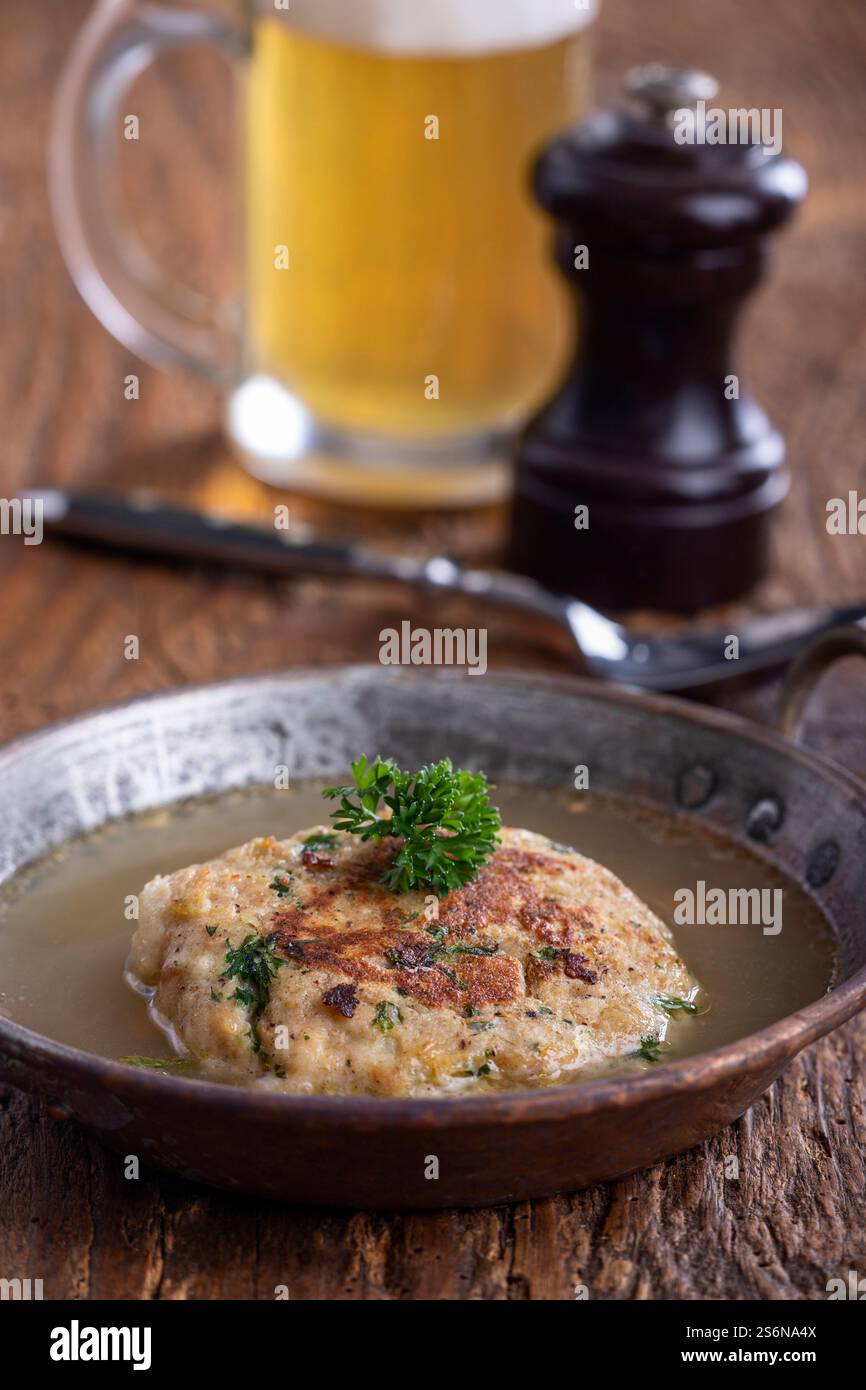 Österreichische Suppe in einem Kupfertopf Stockfoto