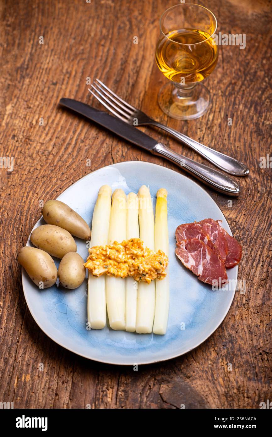 Weißer Spargel auf einer blauen Platte Stockfoto