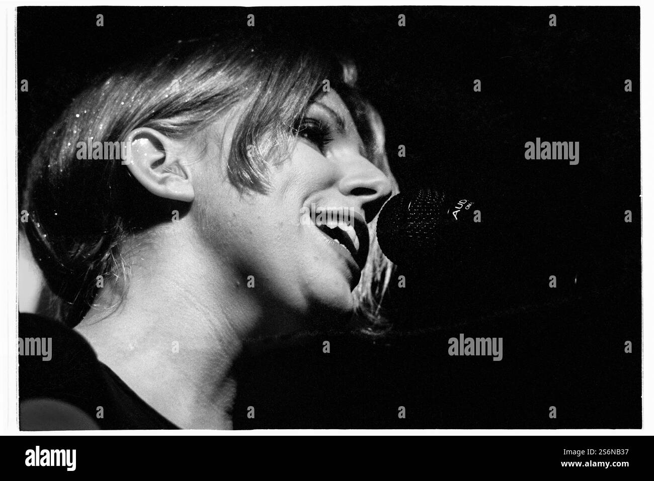 TANYA DONELLY, BELLY, 1997: Tanya Donelly von Belly spielt live ein Solo-Set im Bristol Fleece and Firkin Pub in Bristol, England, Großbritannien auf der Album-Tour „Lovesongs for Underdogs“ vom 25. September 1997. Foto: Rob Watkins. INFO: Belly, eine alternative Rockband aus Newport, Rhode Island, entstand in den 90er Jahren mit melodischem Sound und introspektiven Texten. Hits wie „Feed the Tree“ präsentierten ihre fesselnde Mischung aus Folk und Alternative Rock und brachten ihnen eine hingebungsvolle Anhängerschaft ein. Stockfoto