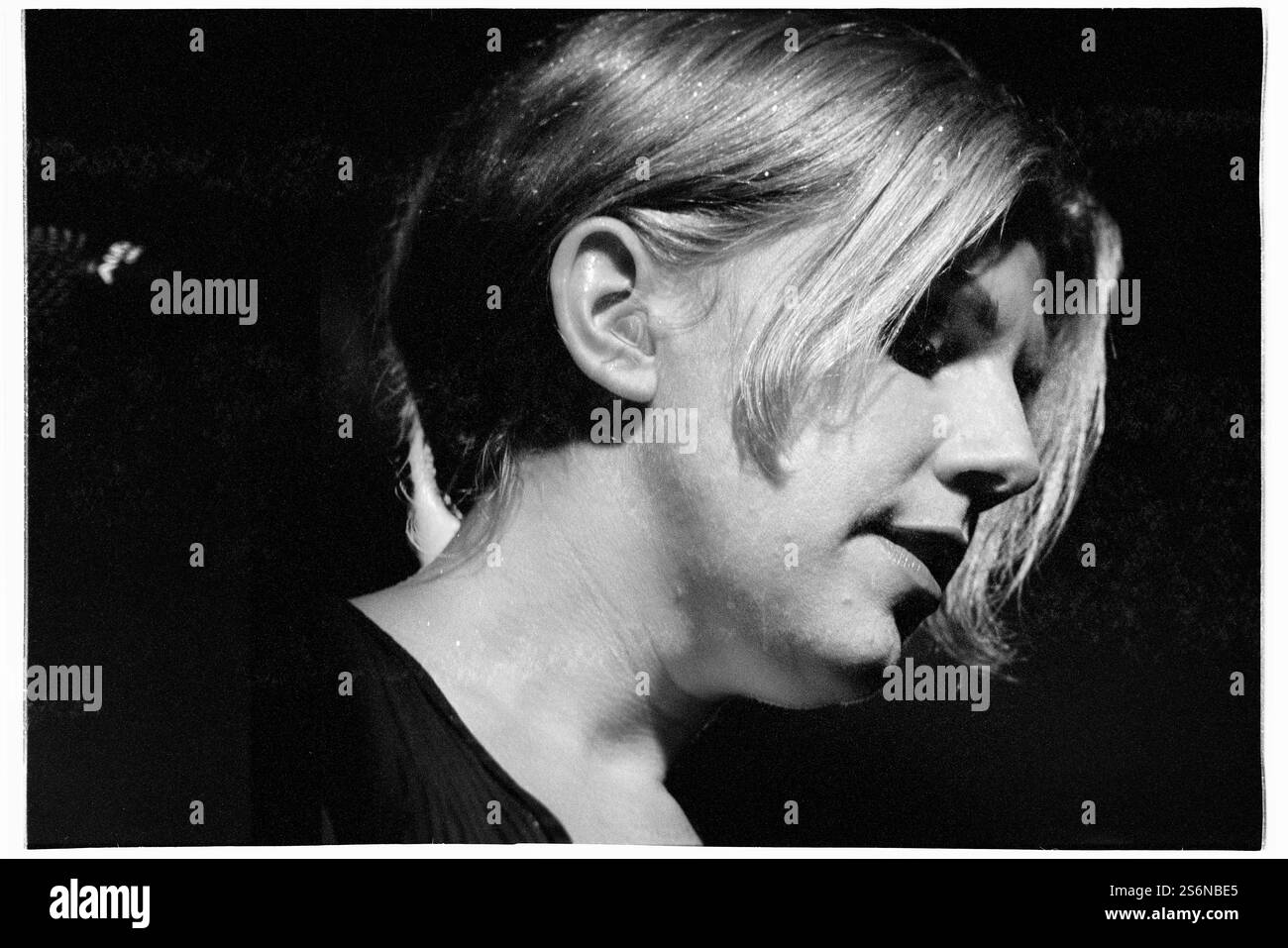 TANYA DONELLY, BELLY, 1997: Tanya Donelly von Belly spielt live ein Solo-Set im Bristol Fleece and Firkin Pub in Bristol, England, Großbritannien auf der Album-Tour „Lovesongs for Underdogs“ vom 25. September 1997. Foto: Rob Watkins. INFO: Belly, eine alternative Rockband aus Newport, Rhode Island, entstand in den 90er Jahren mit melodischem Sound und introspektiven Texten. Hits wie „Feed the Tree“ präsentierten ihre fesselnde Mischung aus Folk und Alternative Rock und brachten ihnen eine hingebungsvolle Anhängerschaft ein. Stockfoto