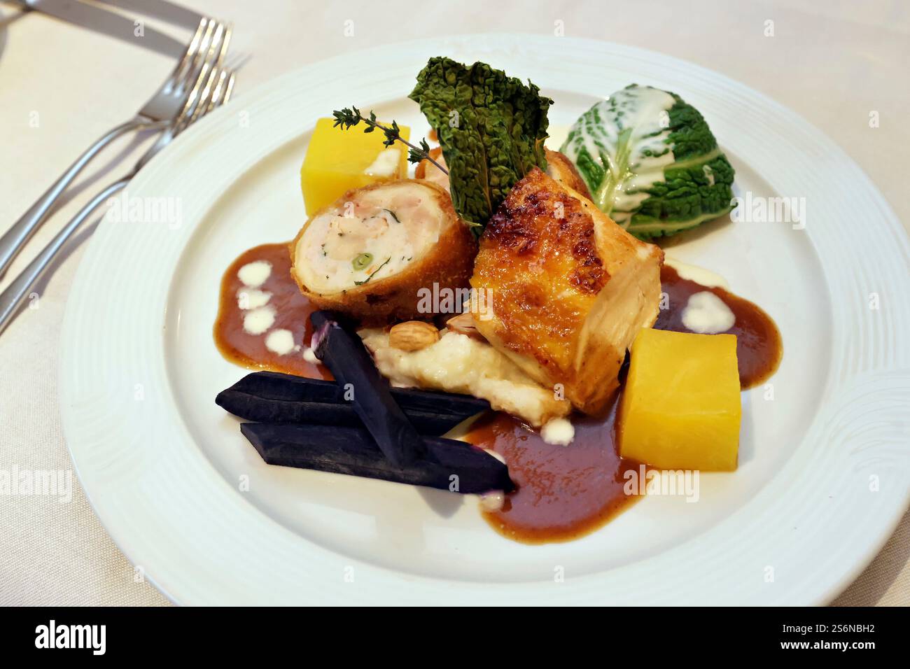 Maishähnchen mit Mandelpanierung Stockfoto