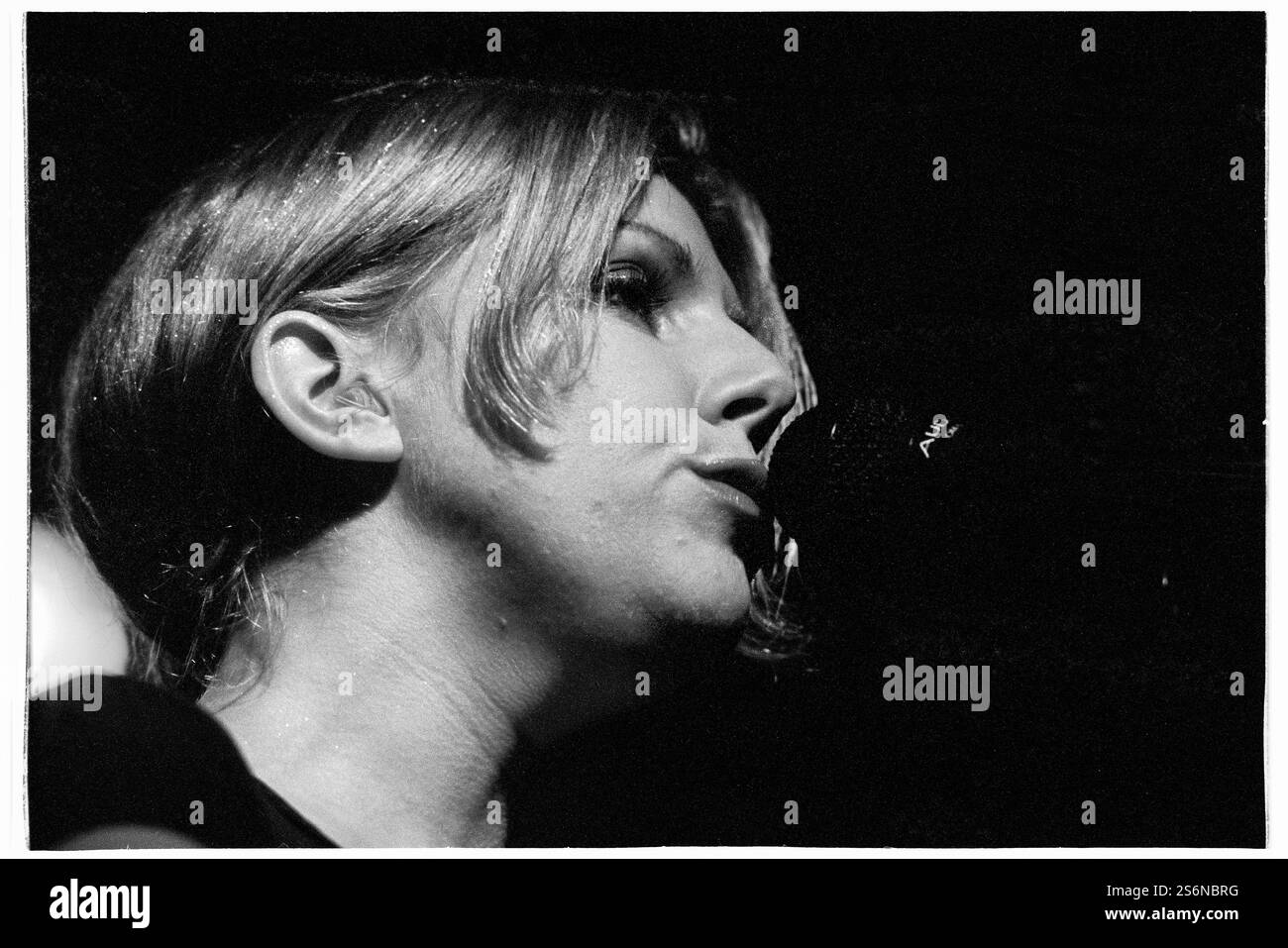 TANYA DONELLY, BELLY, 1997: Tanya Donelly von Belly spielt live ein Solo-Set im Bristol Fleece and Firkin Pub in Bristol, England, Großbritannien auf der Album-Tour „Lovesongs for Underdogs“ vom 25. September 1997. Foto: Rob Watkins. INFO: Belly, eine alternative Rockband aus Newport, Rhode Island, entstand in den 90er Jahren mit melodischem Sound und introspektiven Texten. Hits wie „Feed the Tree“ präsentierten ihre fesselnde Mischung aus Folk und Alternative Rock und brachten ihnen eine hingebungsvolle Anhängerschaft ein. Stockfoto
