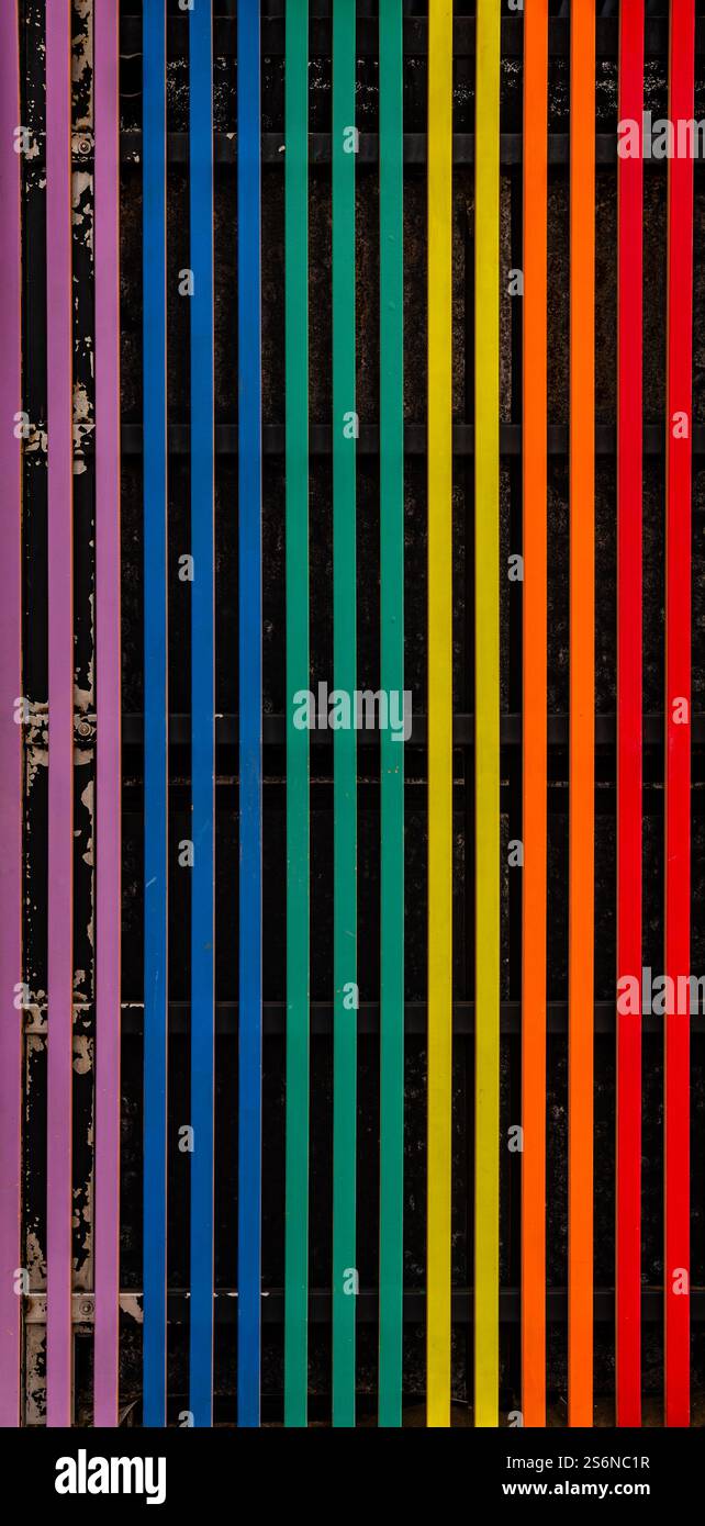 Ein farbenfroher Regenbogen wird auf schwarzem Hintergrund angezeigt. Der Regenbogen besteht aus vielen verschiedenen farbigen Linien, die sich leicht von der ne unterscheiden Stockfoto