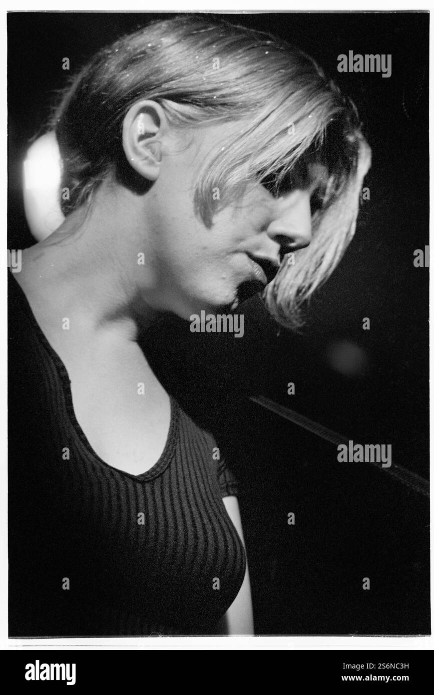 TANYA DONELLY, BELLY, 1997: Tanya Donelly von Belly spielt live ein Solo-Set im Bristol Fleece and Firkin Pub in Bristol, England, Großbritannien auf der Album-Tour „Lovesongs for Underdogs“ vom 25. September 1997. Foto: Rob Watkins. INFO: Belly, eine alternative Rockband aus Newport, Rhode Island, entstand in den 90er Jahren mit melodischem Sound und introspektiven Texten. Hits wie „Feed the Tree“ präsentierten ihre fesselnde Mischung aus Folk und Alternative Rock und brachten ihnen eine hingebungsvolle Anhängerschaft ein. Stockfoto