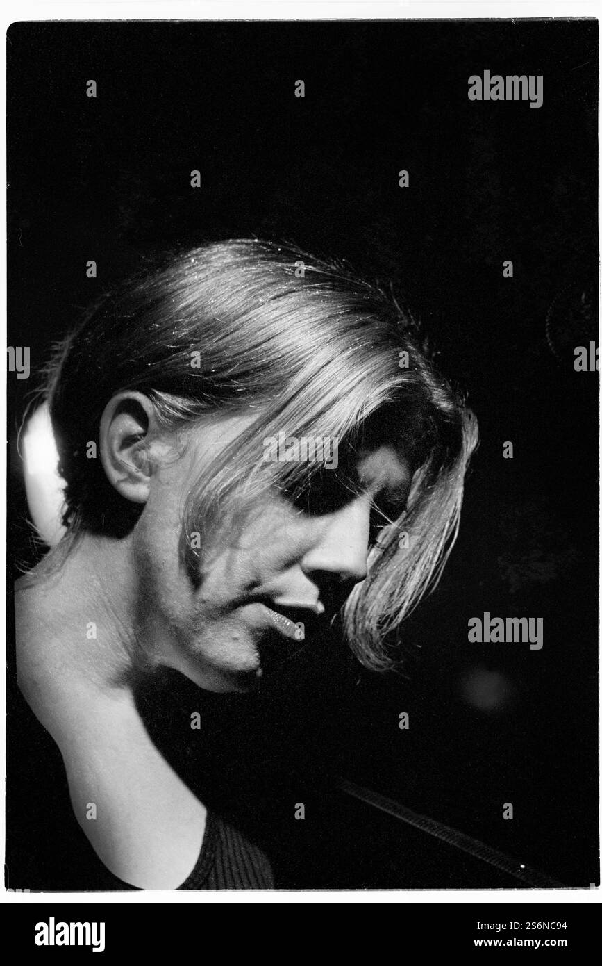 TANYA DONELLY, BELLY, 1997: Tanya Donelly von Belly spielt live ein Solo-Set im Bristol Fleece and Firkin Pub in Bristol, England, Großbritannien auf der Album-Tour „Lovesongs for Underdogs“ vom 25. September 1997. Foto: Rob Watkins. INFO: Belly, eine alternative Rockband aus Newport, Rhode Island, entstand in den 90er Jahren mit melodischem Sound und introspektiven Texten. Hits wie „Feed the Tree“ präsentierten ihre fesselnde Mischung aus Folk und Alternative Rock und brachten ihnen eine hingebungsvolle Anhängerschaft ein. Stockfoto