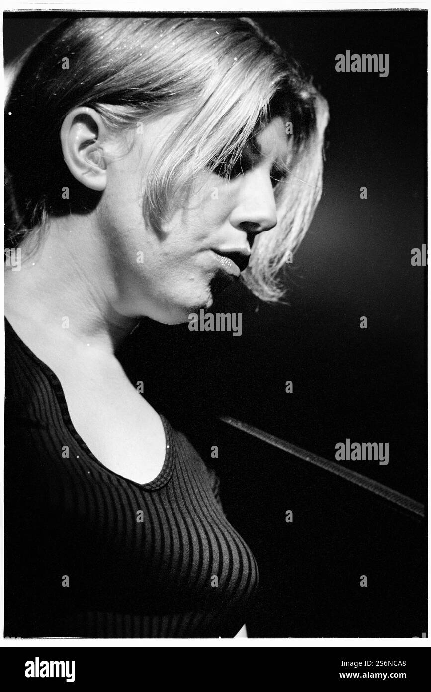 TANYA DONELLY, BELLY, 1997: Tanya Donelly von Belly spielt live ein Solo-Set im Bristol Fleece and Firkin Pub in Bristol, England, Großbritannien auf der Album-Tour „Lovesongs for Underdogs“ vom 25. September 1997. Foto: Rob Watkins. INFO: Belly, eine alternative Rockband aus Newport, Rhode Island, entstand in den 90er Jahren mit melodischem Sound und introspektiven Texten. Hits wie „Feed the Tree“ präsentierten ihre fesselnde Mischung aus Folk und Alternative Rock und brachten ihnen eine hingebungsvolle Anhängerschaft ein. Stockfoto