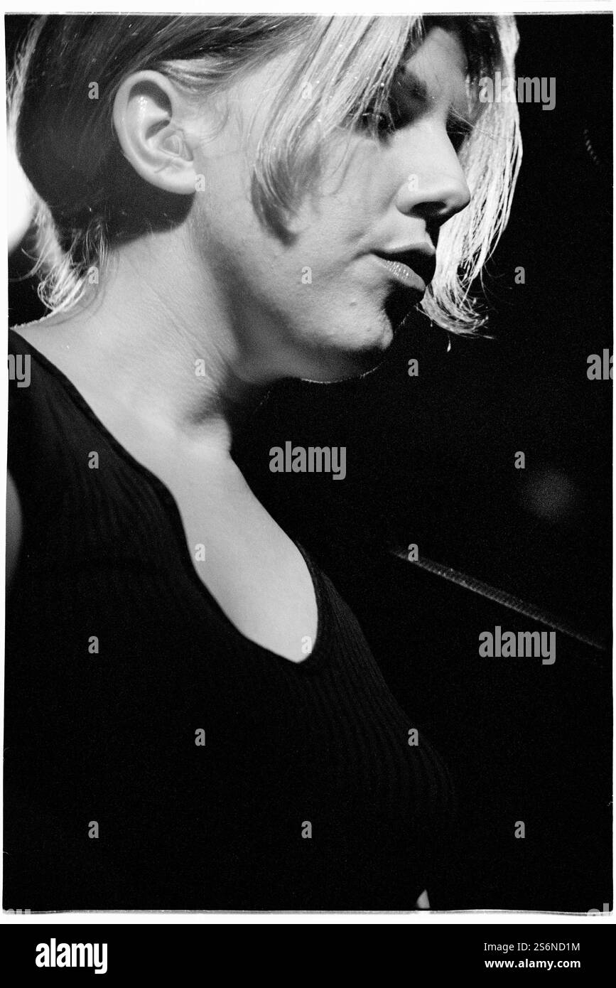 TANYA DONELLY, BELLY, 1997: Tanya Donelly von Belly spielt live ein Solo-Set im Bristol Fleece and Firkin Pub in Bristol, England, Großbritannien auf der Album-Tour „Lovesongs for Underdogs“ vom 25. September 1997. Foto: Rob Watkins. INFO: Belly, eine alternative Rockband aus Newport, Rhode Island, entstand in den 90er Jahren mit melodischem Sound und introspektiven Texten. Hits wie „Feed the Tree“ präsentierten ihre fesselnde Mischung aus Folk und Alternative Rock und brachten ihnen eine hingebungsvolle Anhängerschaft ein. Stockfoto