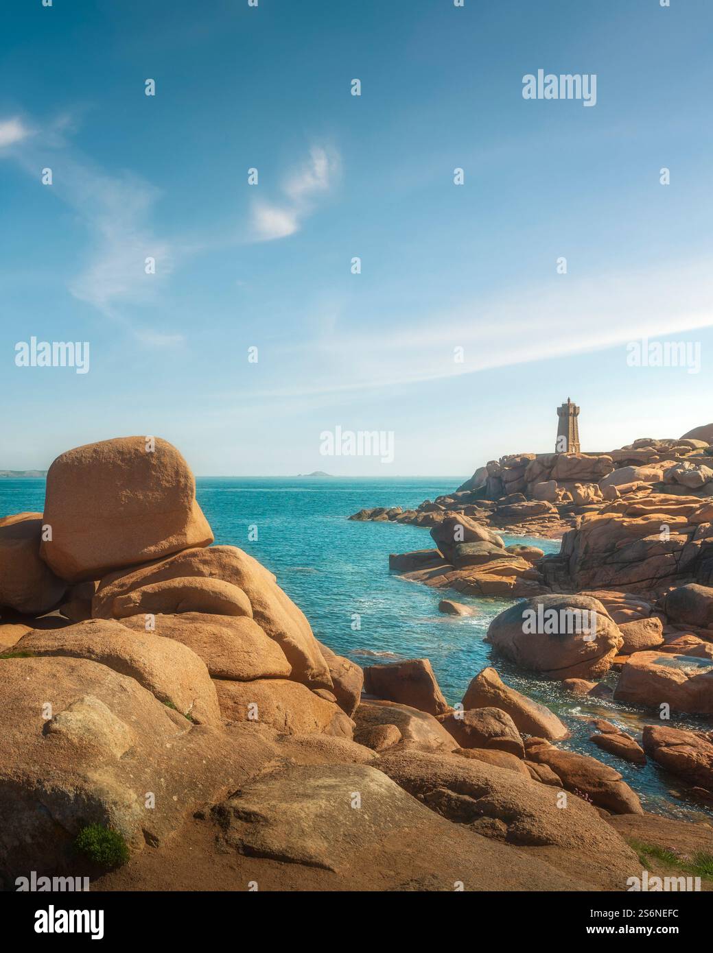 Ploumanac meint Ruz Leuchtturm und Felsen am Morgen. Rosa Granitküste, Perros Guirec, Bretagne, Frankreich Stockfoto