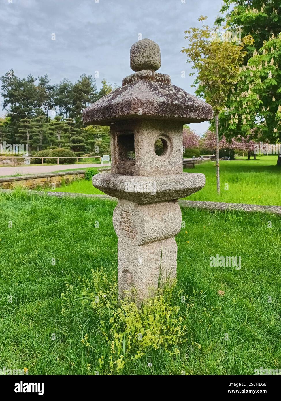 Stele in einem japanischen Garten in einem Park in Düsseldorf Stockfoto