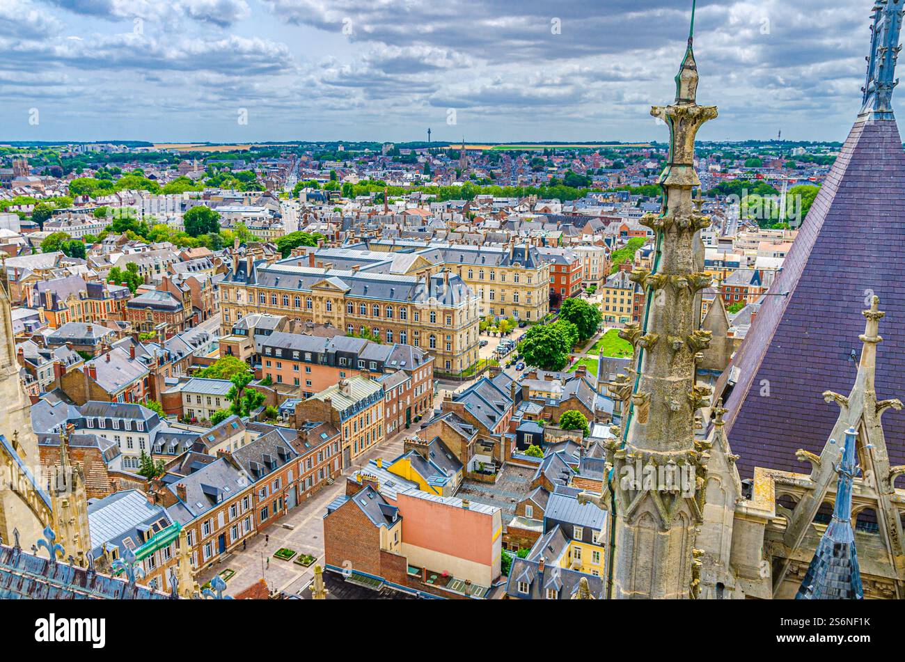Aus der Vogelperspektive von der Spitze der Kathedrale von Amiens mit dem fleche-Turm und dem Panorama auf das alte historische Stadtzentrum von Amiens und die Randbezirke, das Departement Somme Stockfoto
