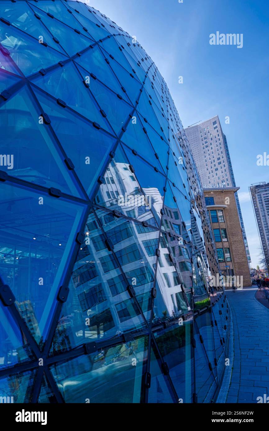 Markantes Gebäude mit Reflexionen im Zentrum von Eindhoven Stockfoto