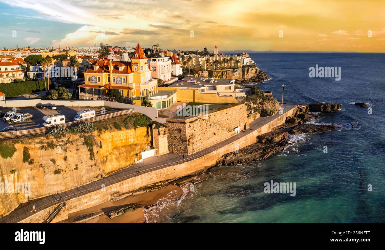 Portugal Reise , landschaftlich reizvolle Orte. Estoril Küstenstadt bei Sonnenuntergang, Blick auf die Drohne aus der Luft. Beliebtes Touristenziel in der Nähe von Lissabon Stockfoto