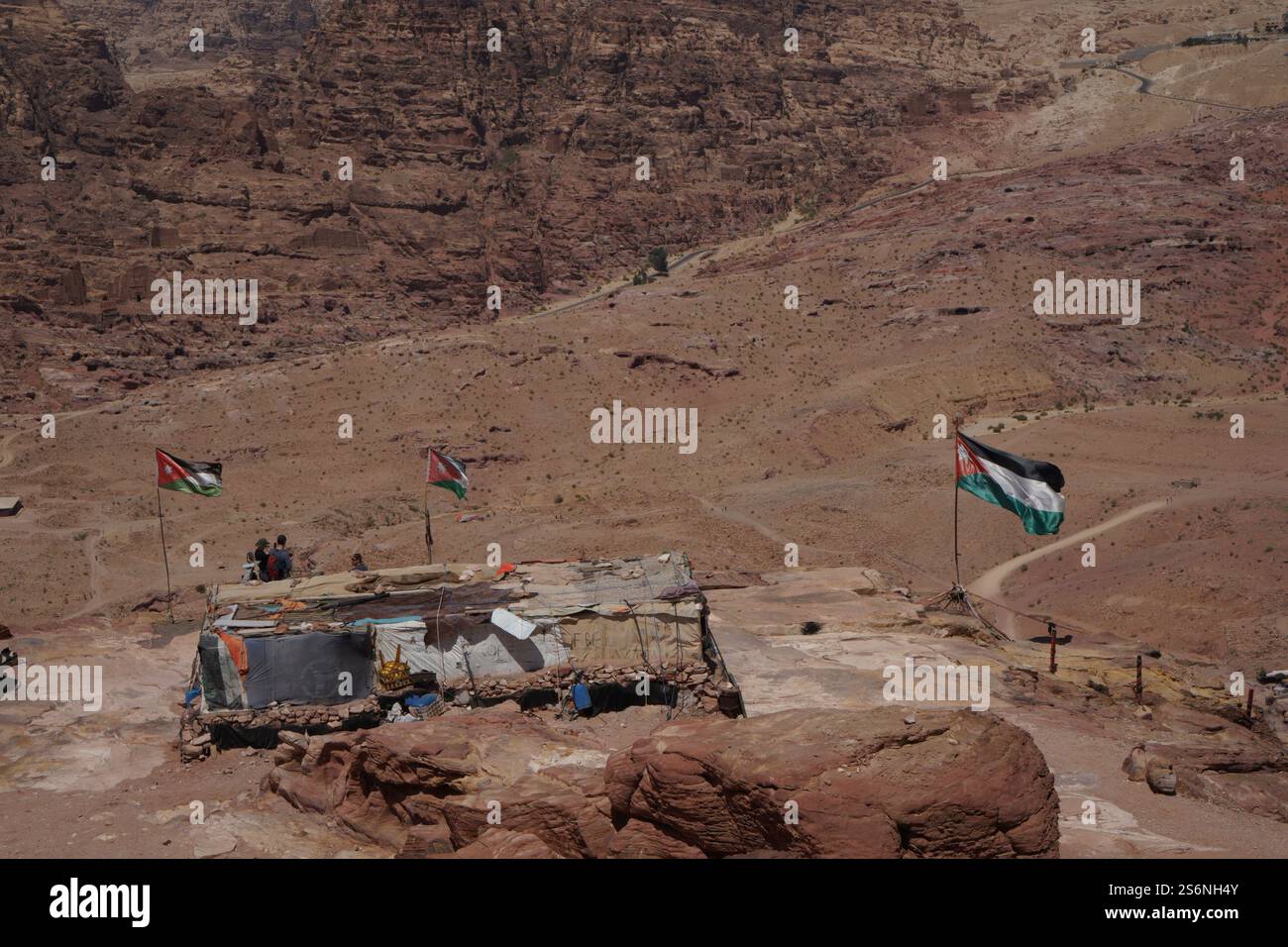 Bedouinenhaus mit jordanischer Flagge in Petra Stockfoto