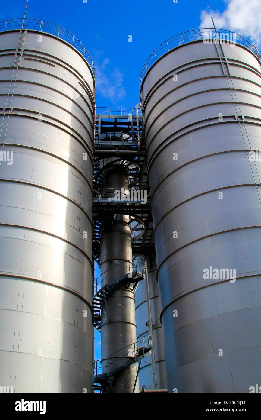 Zwei riesige Bunker, Lagerstätten oder Silos für industrielle Rohstoffe Stockfoto