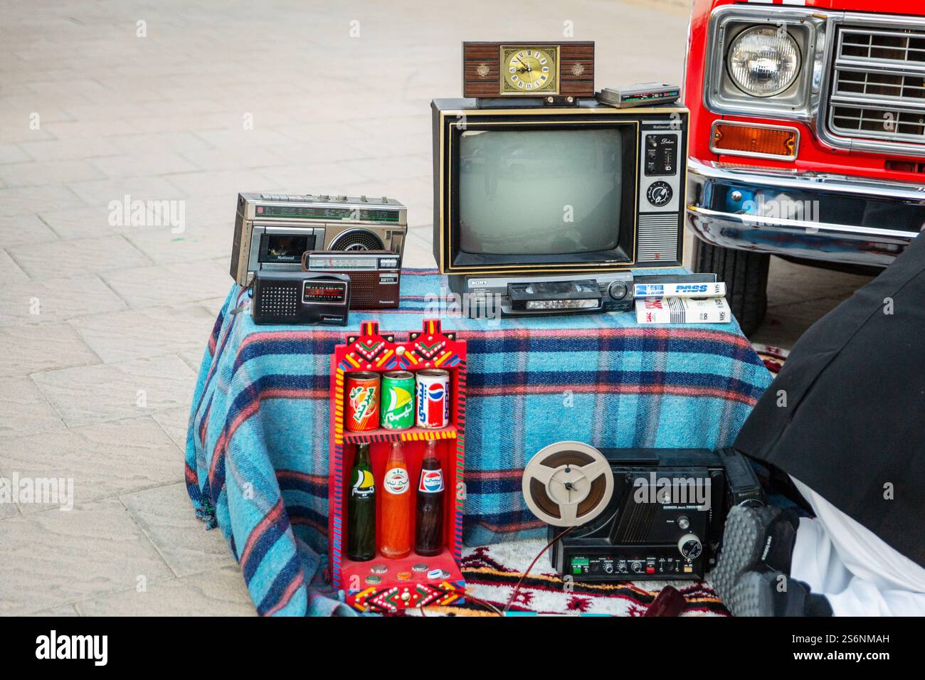 Alte Audio- und Videoausrüstung, einschließlich eines alten Fernsehers und Tonbandgeräts, in Qatif, Saudi-Arabien.14-Dezember-2024 Stockfoto