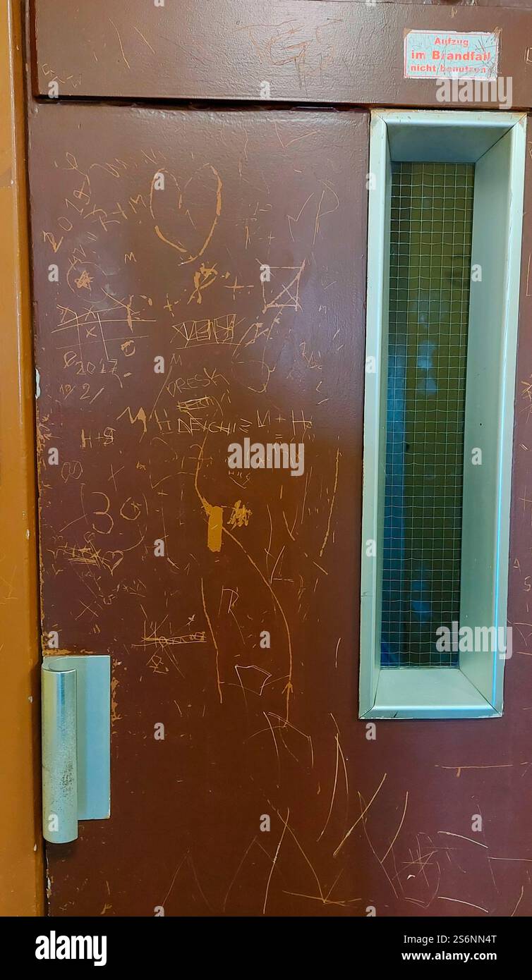 Eine zerkratzte Tür eines alten Fahrstuhls Stockfoto