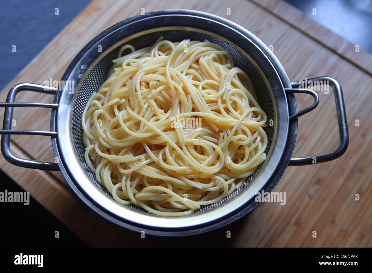 Spaghetti in einem Nudelsieb Stockfoto