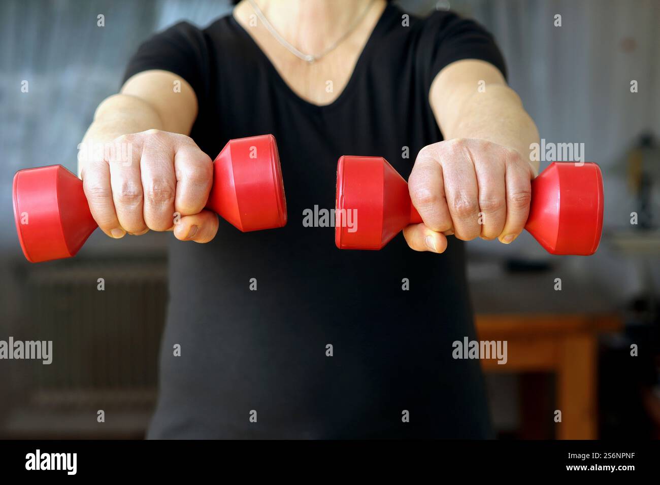 Die Frau trainiert zu Hause Stockfoto