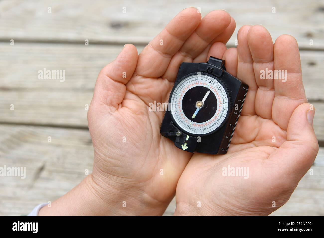 Frau, die einen Kompass in der Hand hält Stockfoto