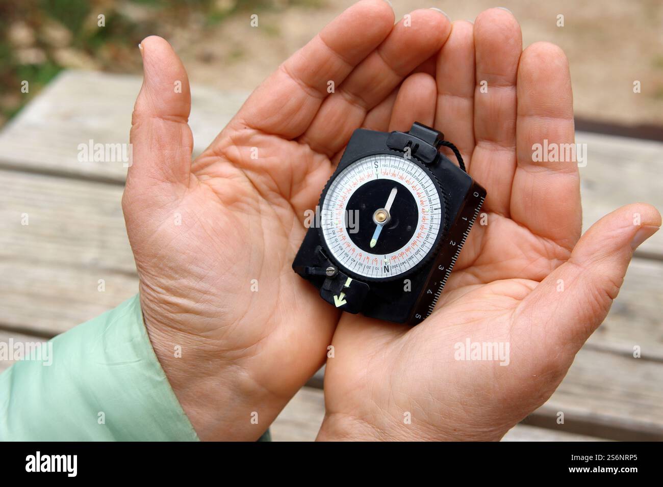 Frau, die einen Kompass in der Hand hält Stockfoto