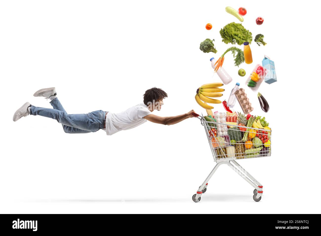 afroamerikaner fliegt und hält einen Einkaufswagen mit herabfallenden Lebensmitteln auf weißem Hintergrund Stockfoto